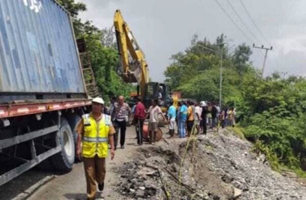 Jalan Trans Timor Lumpuh Total, Dinas PUPR TTS Evakuasi Truk Terbalik