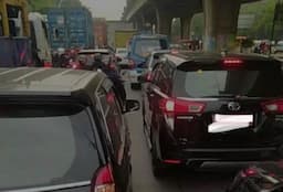 Jalan Yos Sudarso Macet Total, Penumpang Transjakarta Turun Jalan Kaki