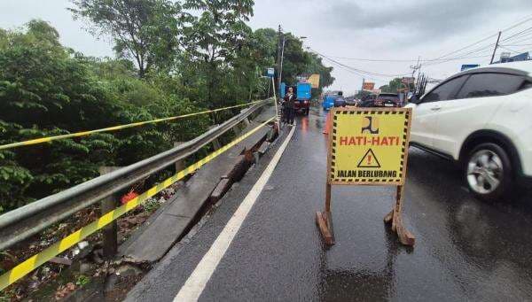 Waspada! Jalan Ambles di Cisalak Depok Usai Diguyur Hujan Deras