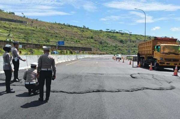 Awas! Jalan Tol Cisumdawu Retak dan Ambles di Km 177 akibat Pergerakan Tanah