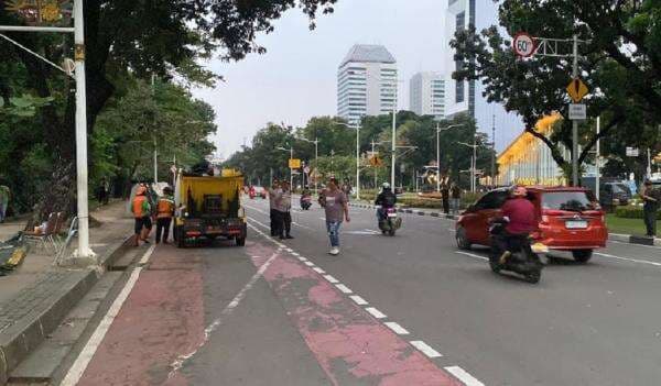 Massa Demo Ojol Bubarkan Diri, Jalan Medan Merdeka Selatan Kembali Dibuka