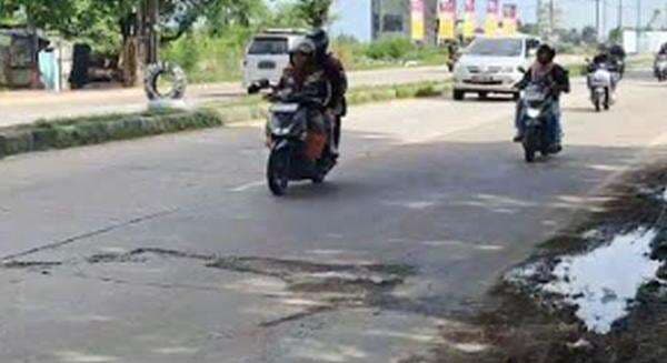 Pemudik Keluhkan Jalan Rusak di Karawang, Korban Capai 18 Orang