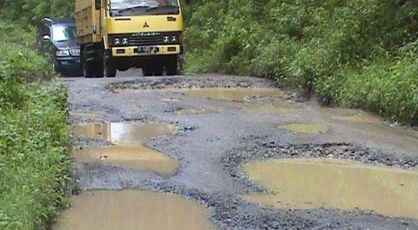 DPR Soroti Lambannya Perbaikan Jalan Rusak Antar-Provinsi