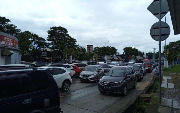 Tol Japek Arah Trans Jawa Masih Ramai di Hari Kedua Lebaran, Rest Area 57 Padat