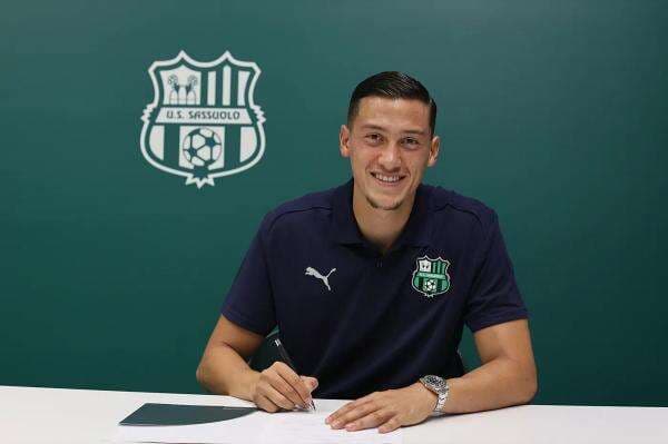 Curi Perhatian, Jay Idzes Pakai Jam Tangan Hadiah Presiden Prabowo saat Teken Kontrak di Sassuolo