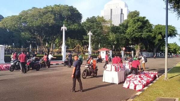 Jelang Buka Puasa, Jokowi Bagikan 1.000 Sembako di Depan Istana Merdeka