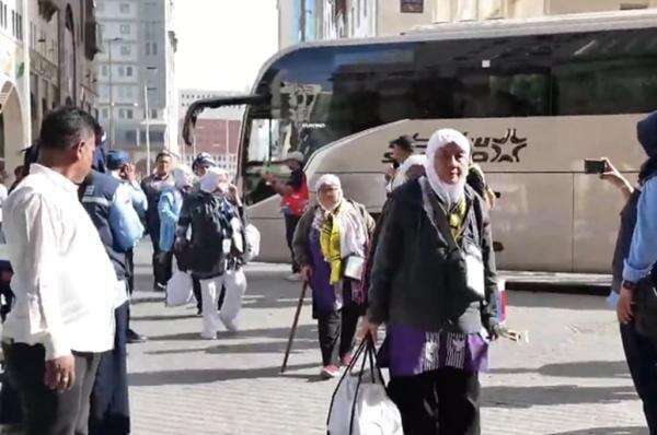 Kloter Pertama Jemaah Haji 2025 Tiba di Tanah Suci, Disambut Meriah