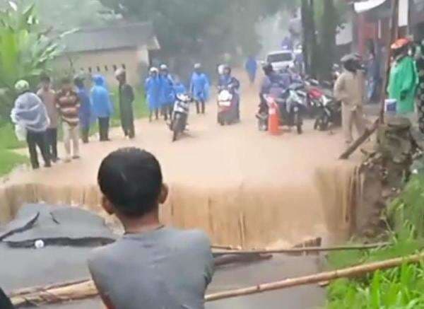 Hujan Deras, Jembatan di Citeureup Bogor Ambruk!