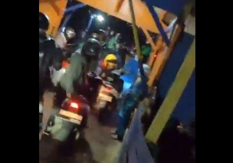 Viral Jembatan Cijeruk-Baleendah Ambruk, Puluhan Pengendara Motor Panik