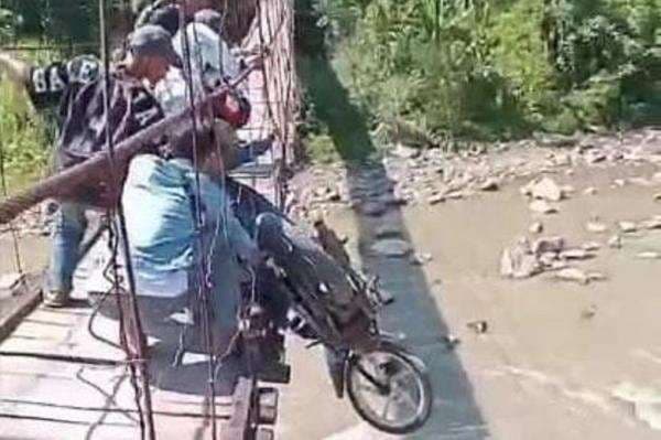 Viral! Detik-Detik Pemotor Nyaris Jatuh dari Jembatan Gantung Rusak di Lebak
