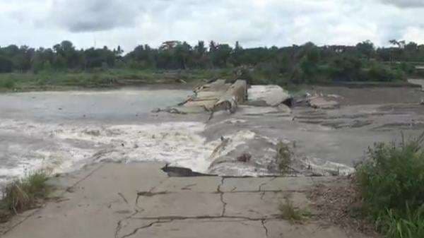 Groundsill Jembatan Srandakan Rusak Parah Diterjang Arus Deras Luapan Sungai Progo Groundsill Jembatan Srandakan Rusak Parah Diterjang Arus Deras Luapan Sungai Progo