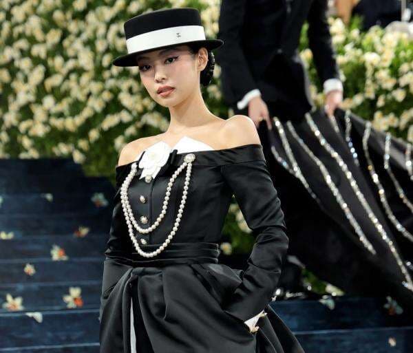 Potret Gaya Jennie BLACKPINK Pakai Dress Tuksedo di Met Gala 2025 Potret Gaya Jennie BLACKPINK Pakai Dress Tuksedo di Met Gala 2025