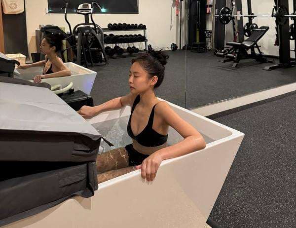 Momen Jennie BLACKPINK Meditasi Sebelum Manggung di Coachella 2025