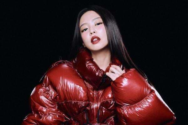 Jennie BLACKPINK Bikin Heboh, Tampil Berani dengan Bodysuit Hitam di Bandara