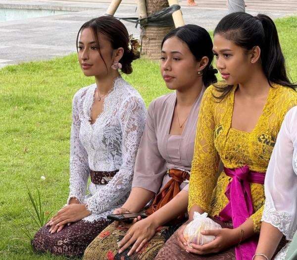 Potret Jennifer Coppen Saksikan Tradisi Melaspas di Rumah Barunya, Tulis Pesan tentang Toleransi