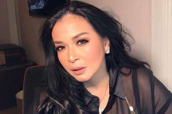 Jennifer Jill Tak Merasa Repot Kembali Mengurus Bayi di Usia 54 Tahun
