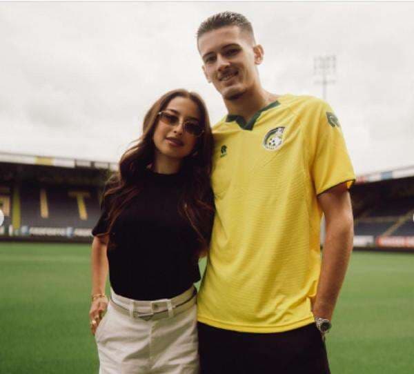 Potret Cantik Jennifer Coppen saat perkenalan Justin Hubner di Klub Fortuna Sittard