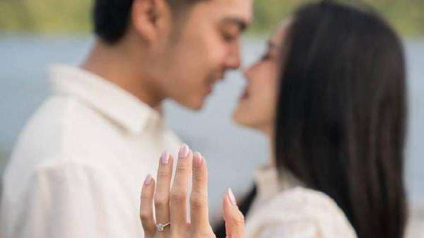 Selamat! Jessica Jane Dilamar Erwin Phang: Terus Bersama Selamanya