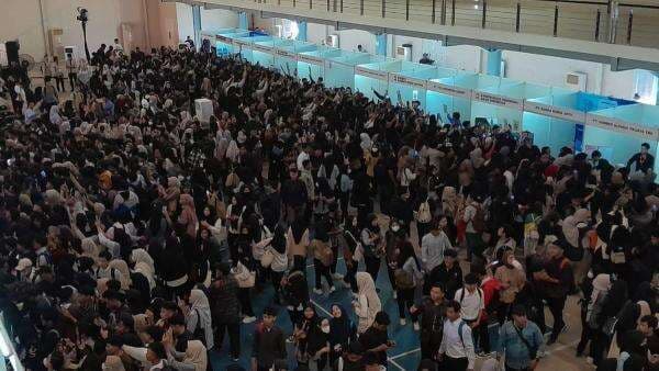 Job Fair di Bekasi Membeludak, Sejumlah Pencari Kerja Pingsan Akibat Berdesakan