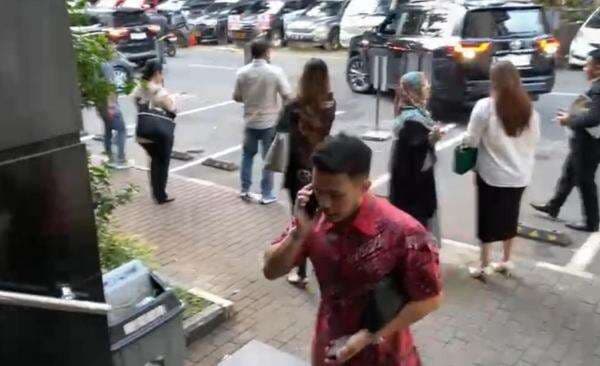 Ajudan dan Kuasa Hukum Jokowi Datangi Polda Metro, Ada Apa? Ajudan dan Kuasa Hukum Jokowi Datangi Polda Metro, Ada Apa?