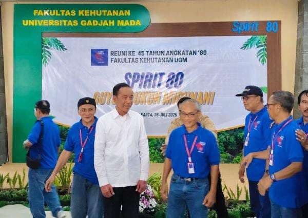 Tak Pakai Seragam Biru, Jokowi Tampil Beda di Reuni UGM