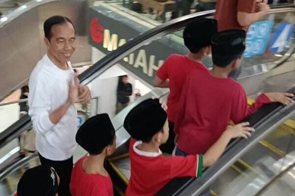 Jokowi Ajak Anak-anak Yatim Berkaus Merah Beli Baju Lebaran di Plaza Atrium Senen