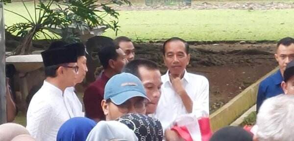 Jokowi Bagikan Ribuan Paket Sembako kepada Warga Bogor