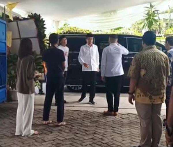 Pulang dari Vatikan, Jokowi Takziyah ke Rumah Duka Bunda Iffet Disambut Bimbim Slank