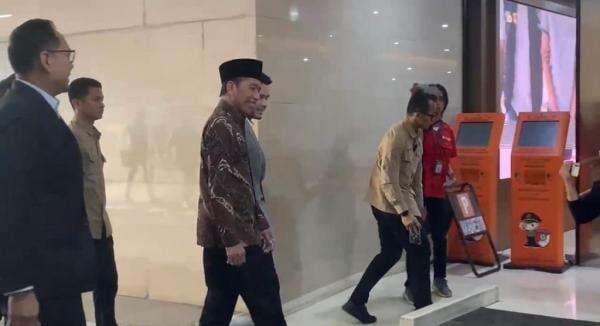 Tiba di Bareskrim, Jokowi Lempar Senyum ke Media