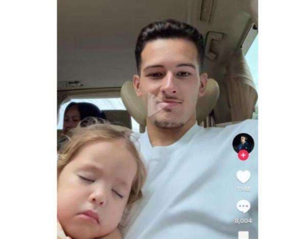 Kamari Nyaman Tidur di Pangkuan Justin Hubner: Your Baby is Really Sleepy