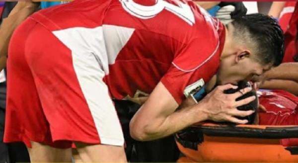 Bestie Banget! Justin Hubner Cium Kening Rizky Ridho saat Ditandu Keluar Lapangan