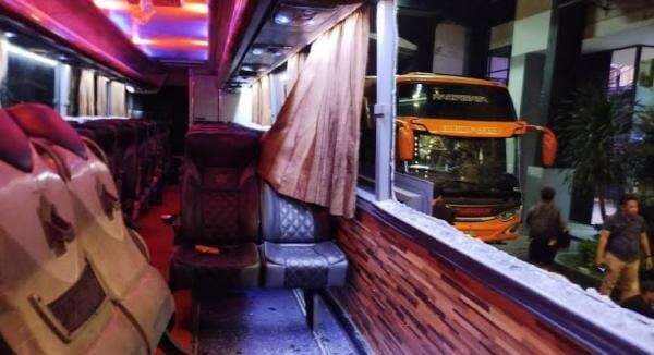 Kesaksian Manager Persik Kediri saat Bus Dilempari Batu Suporter di Malang, Pemain Panik Kesaksian Manager Persik Kediri saat Bus Dilempari Batu Suporter di Malang, Pemain Panik