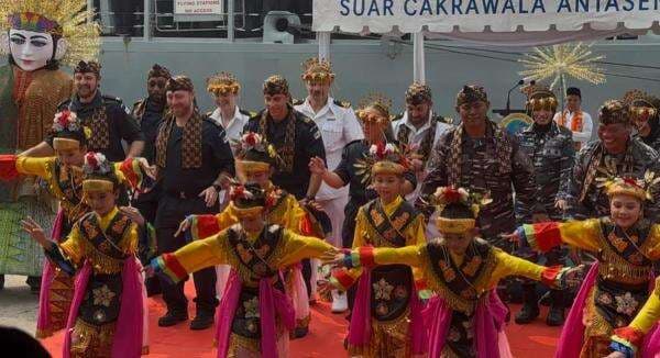 Momen Awak Kapal Perang HMS Richmond dan TNI AL Joget Kicir-Kicir di Tanjung Priok