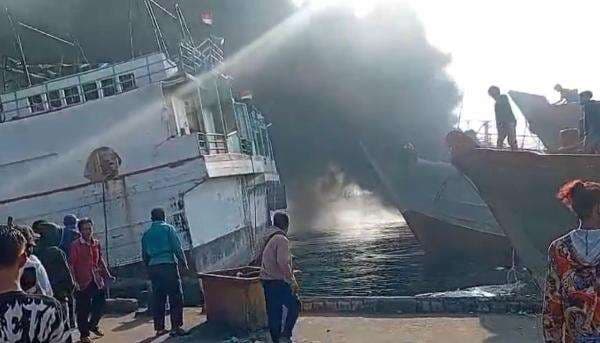 5 Kapal Nelayan di Muara Baru, Penjaringan Hangus Dilalap Api