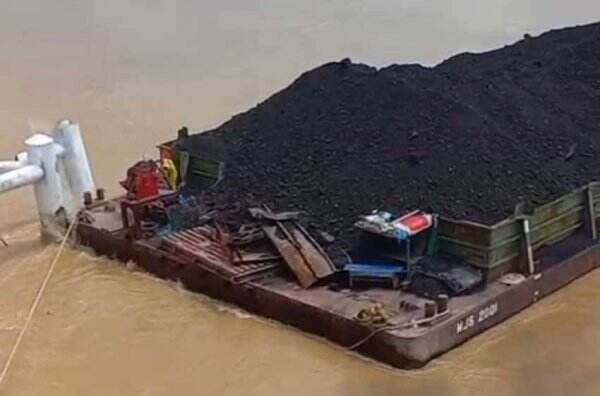 Kapal Tongkang Pengangkut Batu Bara Tabrak Tiang Jembatan Ikon Kota Jambi hingga Patah