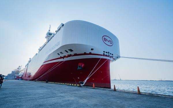 Kapal Raksasa BYD Sandar di Pelabuhan Priok, Angkut 7.000 Mobil Listrik
