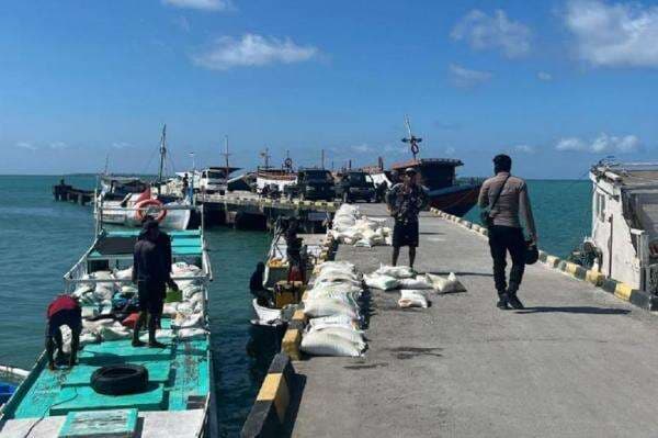 Kecelakaan Tabrak Karang, Kapal Pengangkut Beras Bulog Kandas di Perairan Sumenep
