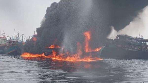 Kapal Terbakar di Pelabuhan Tegal, Nelayan Panik Api Menyambar Tumpahan Solar yang Tercecer