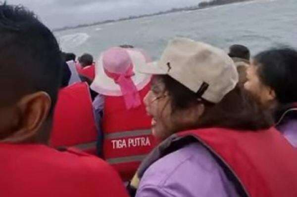 Detik-detik Kepanikan Penumpang sebelum Kapal Tenggelam di Pantai Malabero, 7 Tewas