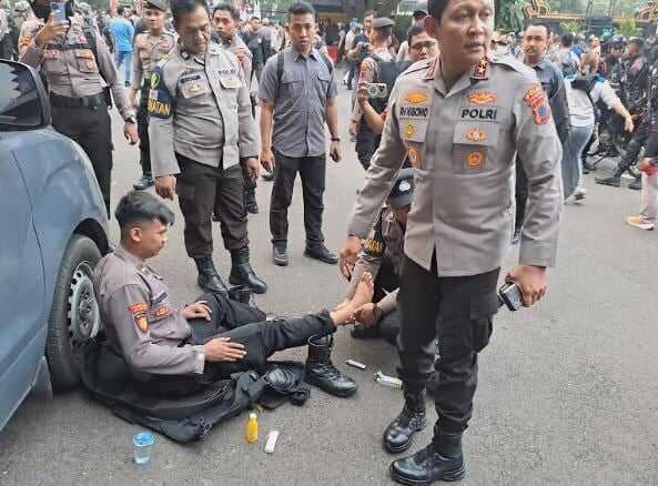 Ricuh Aksi May Day di Semarang, Kapolda Turun Tangan Bantu Anggota Luka