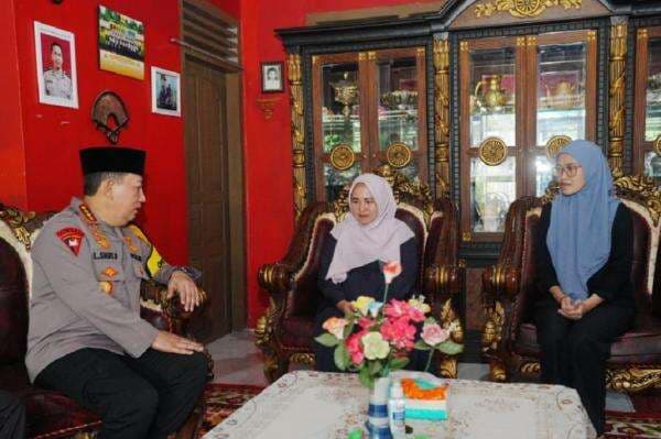 Momen Hangat Kapolri Kunjungi Keluarga Kapolsek AKP Lusiyanto, Ungkap Dukacita Mendalam