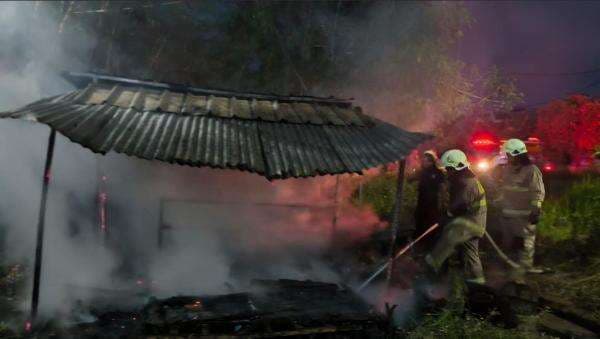 Kebakaran Gubuk di Cakung Diduga Akibat Bakar Sampah