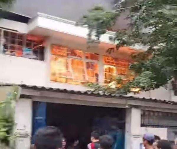 Gudang Online Shop di Jakut Kebakaran, Warga Gotong Royong Evakuasi Paket