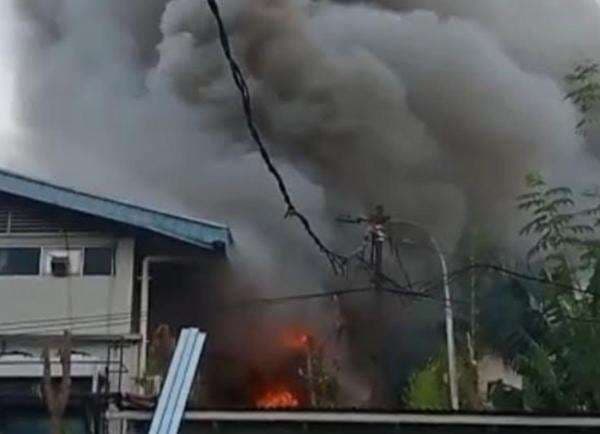 Pabrik Hokben di Ciracas Terbakar Hebat, Diduga Akibat Percikan Las