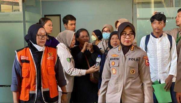Isak Tangis Keluarga Pecah saat Terima Jenazah 4 Korban Kebakaran Tebet di RS Polri