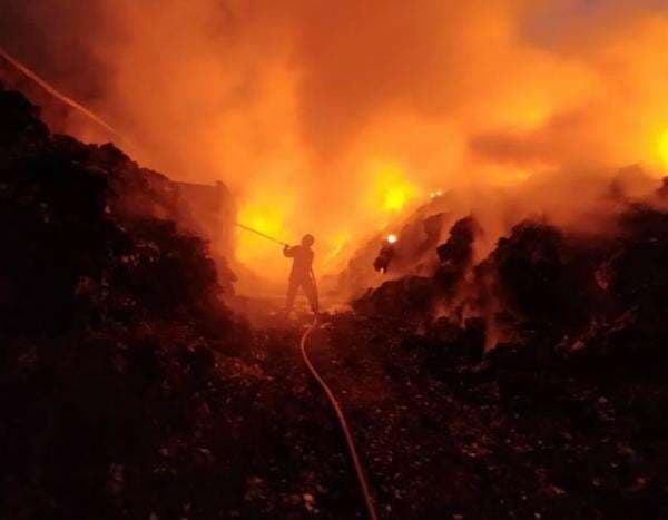 Kebakaran Hebat Landa Pabrik Plastik di Tangerang