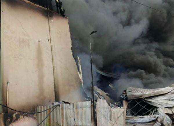 Pabrik Helm di Cikupa Kebakaran, Petugas Damkar Berjibaku Padamkan Api