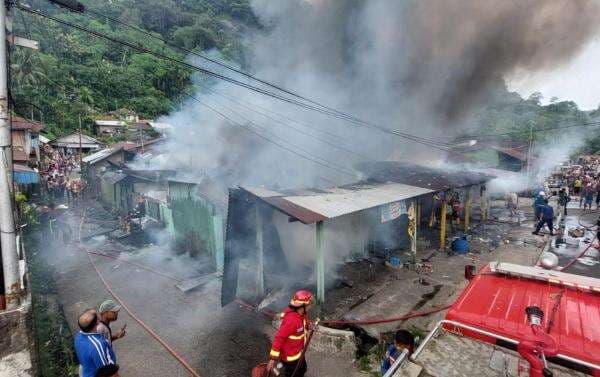 Kebakaran Melahap 5 Bangunan di Padang, Kerugian Ditaksir Rp800 Juta Kebakaran Melahap 5 Bangunan di Padang, Kerugian Ditaksir Rp800 Juta