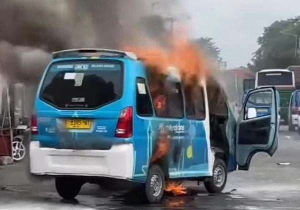 Armada JakLingko Ludes Terbakar di Terminal Kalideres, Korban Nihil