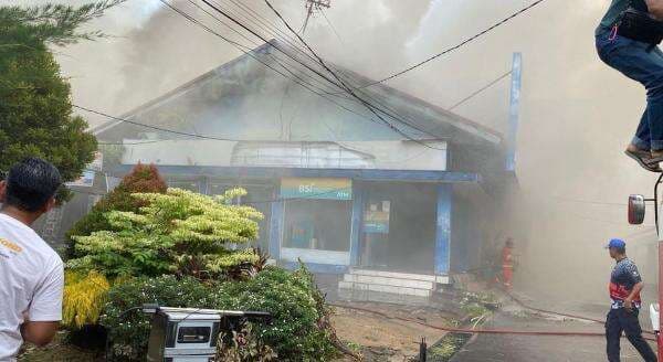 Gedung Eks Asrama Putri UIN Jambi Terbakar Hebat, Api Menjalar ke Ruko